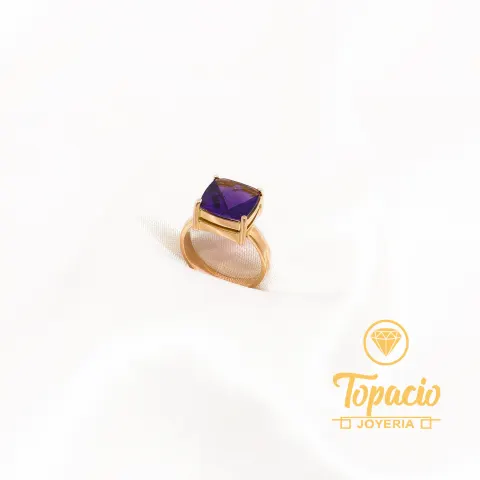 Anillo con Piedra Morada 18K