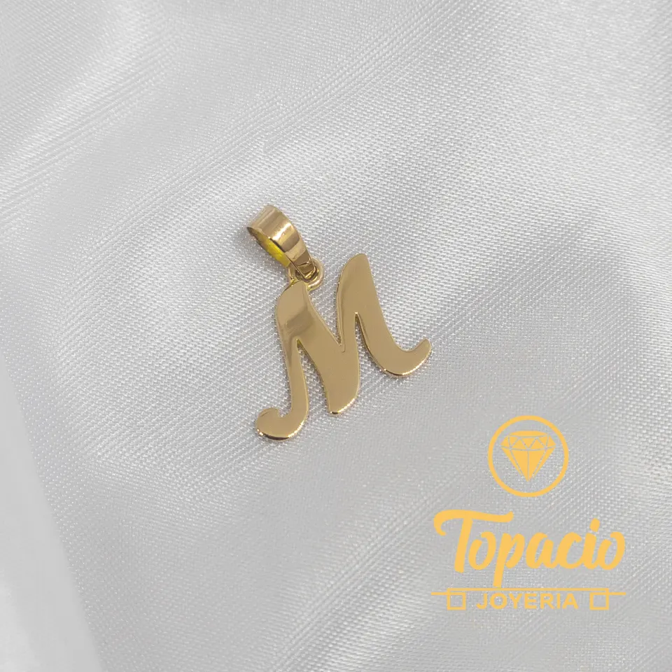Dije inicial “M” 18K