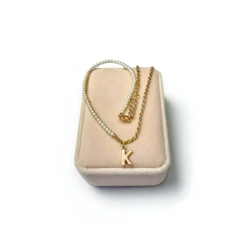 Cadena e Inicial “K” con Perlas y Cadena en Oro 18K