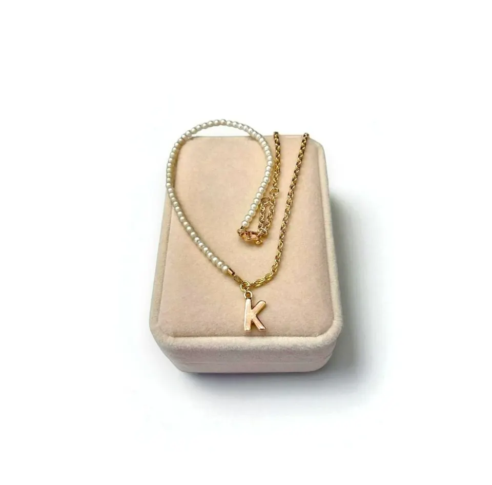 Cadena e Inicial “K” con Perlas y Cadena en Oro 18K
