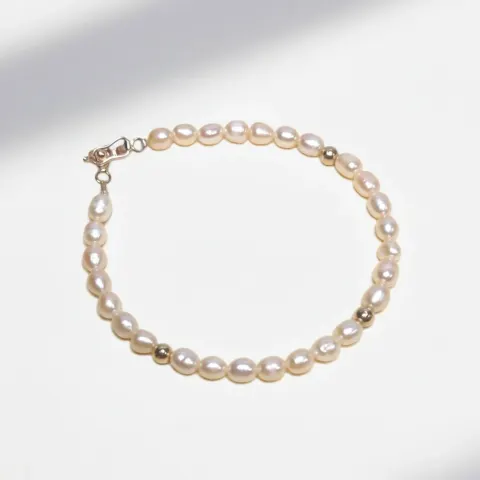 Pulsera de Perlas Rosadas con Detalles en Oro 18K