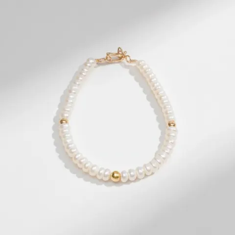 Pulsera de Perlas Blancas con Detalles en Oro 18K