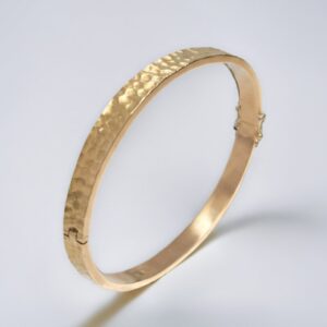 Puñera Martillado en Oro 18k