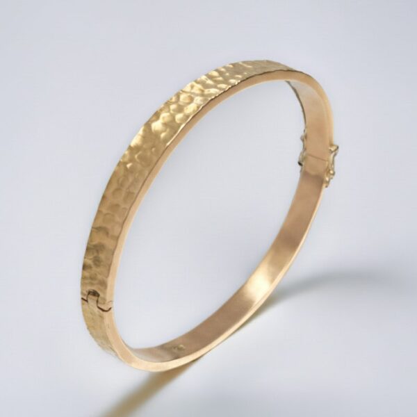 Puñera Martillado en Oro 18k