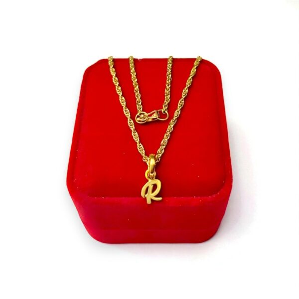 Cadena Cordón Torcido con dije “R” en Oro 18k