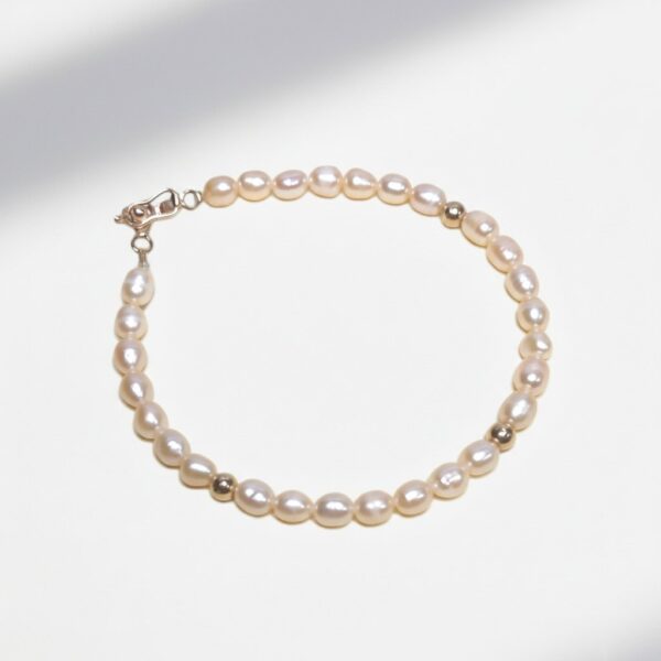 Pulsera de Perlas Naturales con Detalles en Oro 18k
