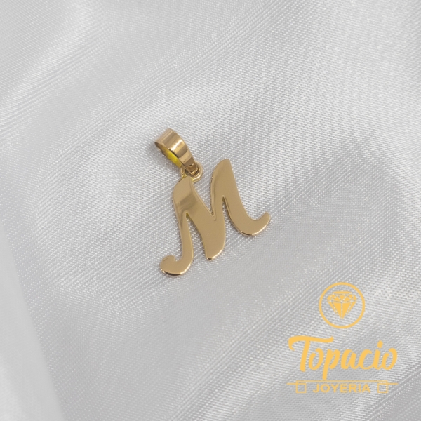 Dije inicial “M” 18K