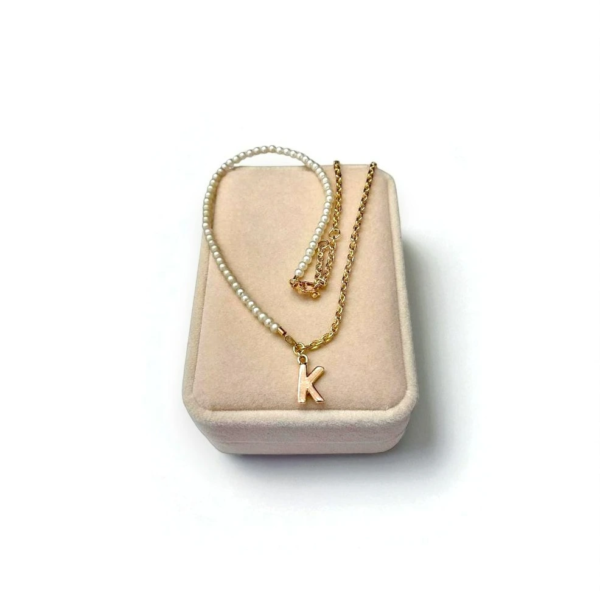 Cadena e Inicial “K” con Perlas y Cadena en Oro 18K
