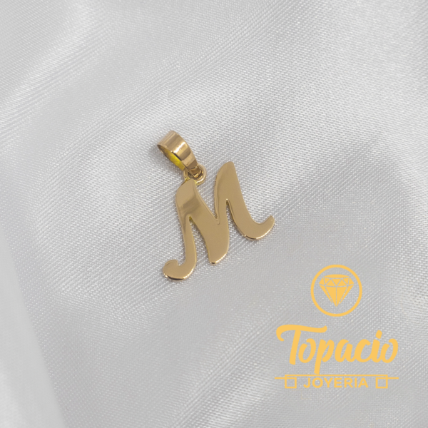 Dije inicial “M” 18K