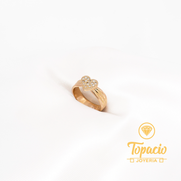 Anillo Corazón con Piedras 18K