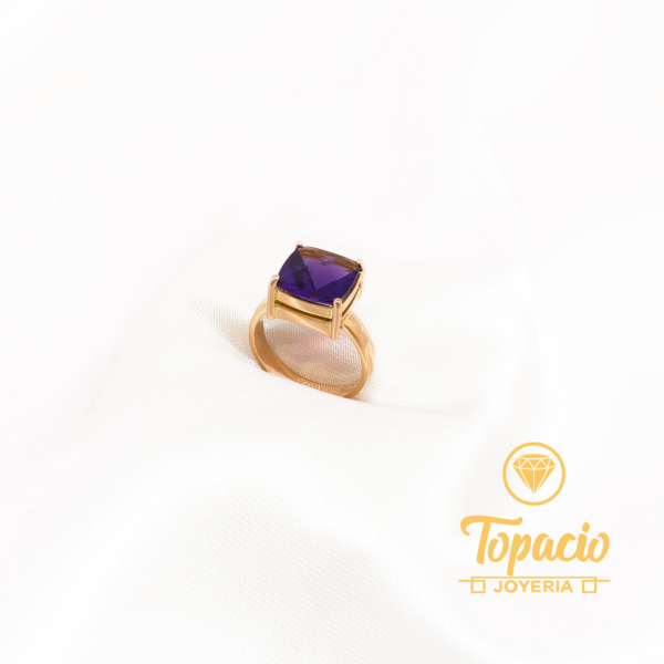 Anillo con Piedra Morada 18K